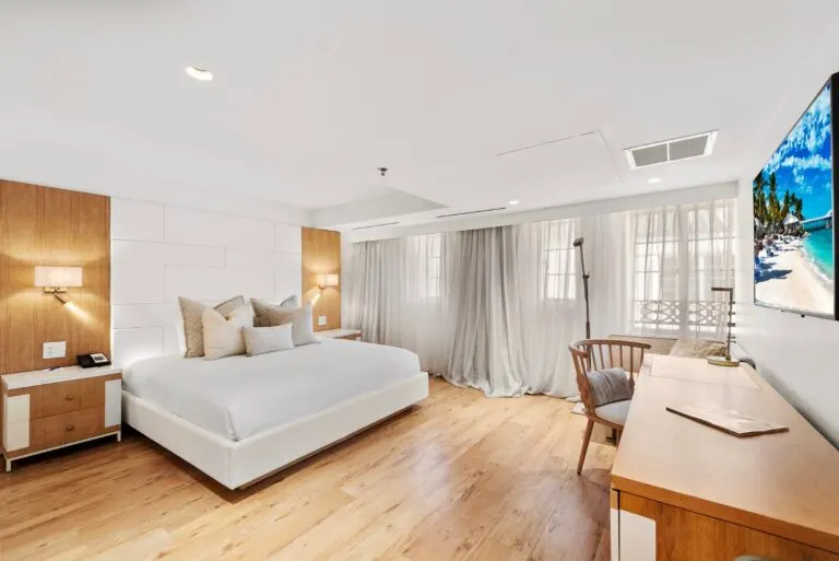 Deluxe Superior w/ Bathtub